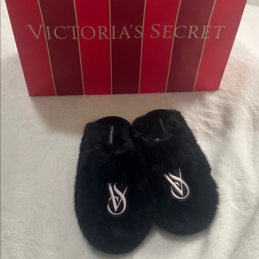 NWT Victoria's Secret Black Plush pink logo Slippers Size M